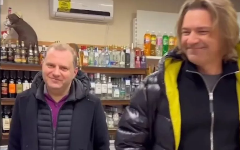 Видео: певец Дмитрий Маликов купил «Буратино» в сельпо на Воложке 