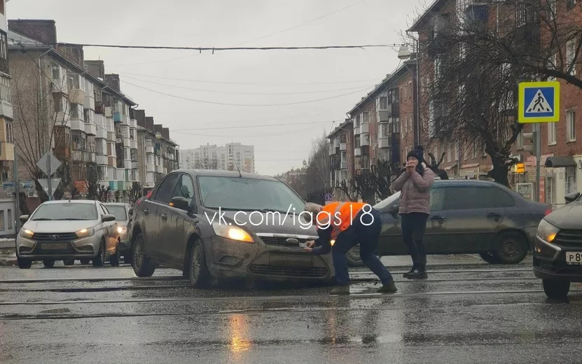Автомобиль вновь провалился на перекрестке Коммунаров – Ленина в Ижевске