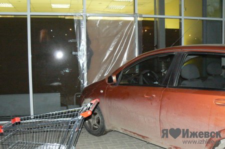 В Ижевске машина въехала в стену гипермаркета  на Новоажимова