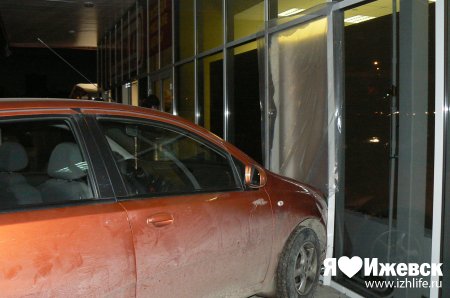 В Ижевске машина въехала в стену гипермаркета  на Новоажимова