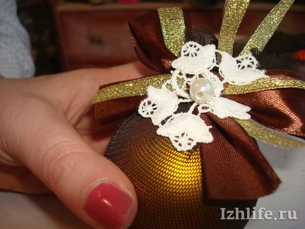 Новогоднее украшение из лент Новогоднее украшение из лент
