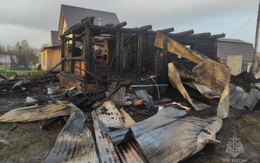 Дом сгорел в Ижевске из-за непотушенных углей в мангале