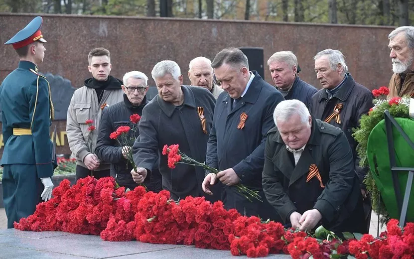 Представители Совета ветеранов «БУММАШ» возложили цветы на Монументе боевой и трудовой славы