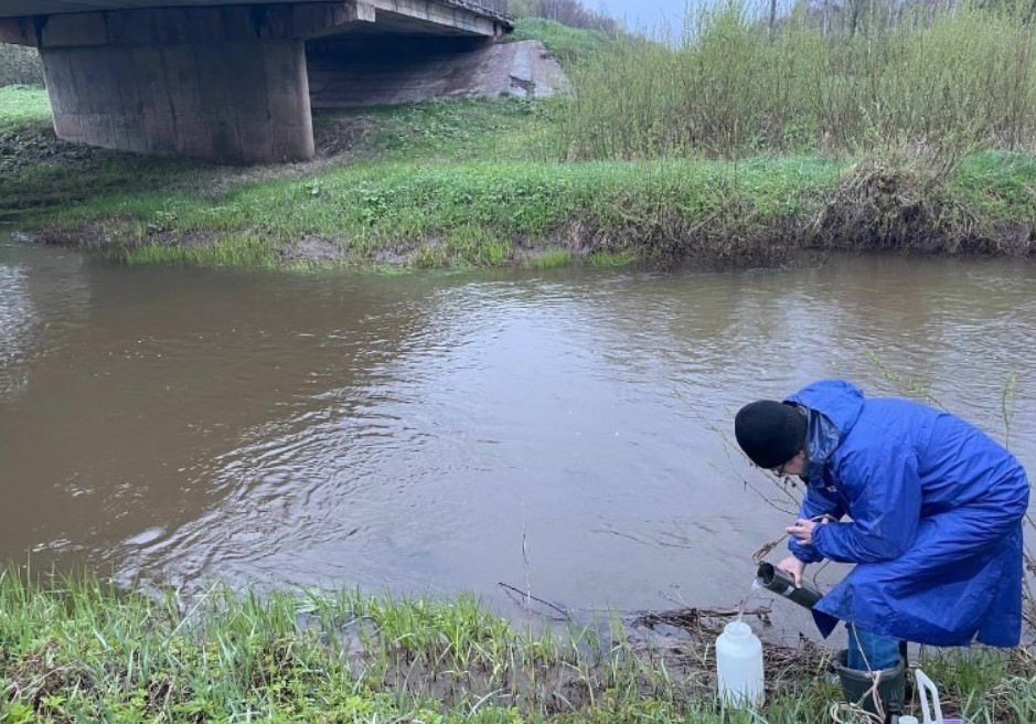 Жители Воткинского района пожаловались на химический запах от воды в одном из ручьев