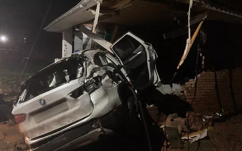 Водитель BMW врезался в гараж под Ижевском, два человека погибли
