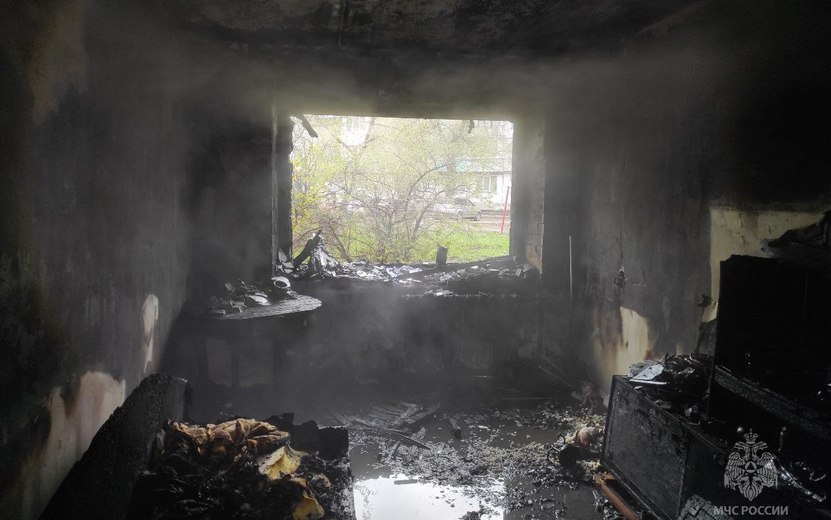 12 человек эвакуировали из загоревшегося дома на улице Ворошилова в Ижевске