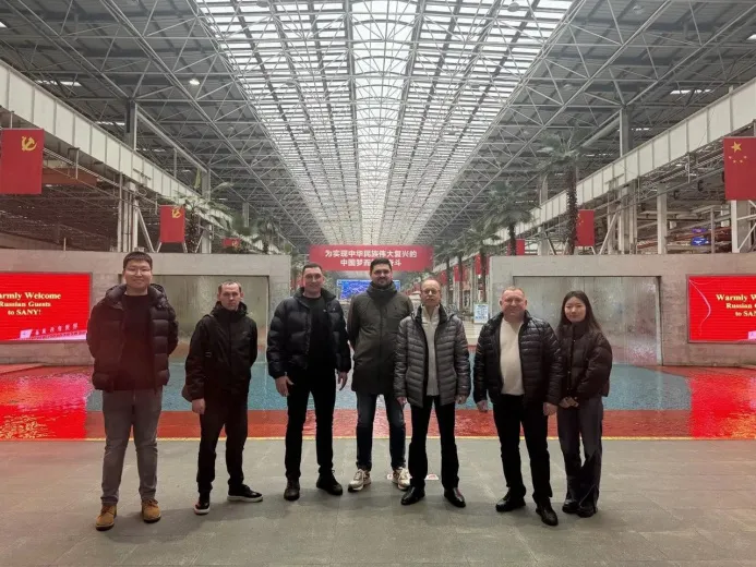 Команда «Барс» на асфальтобетонном заводе китайского концерна SANY. Фото: предоставлено ООО «Барс»