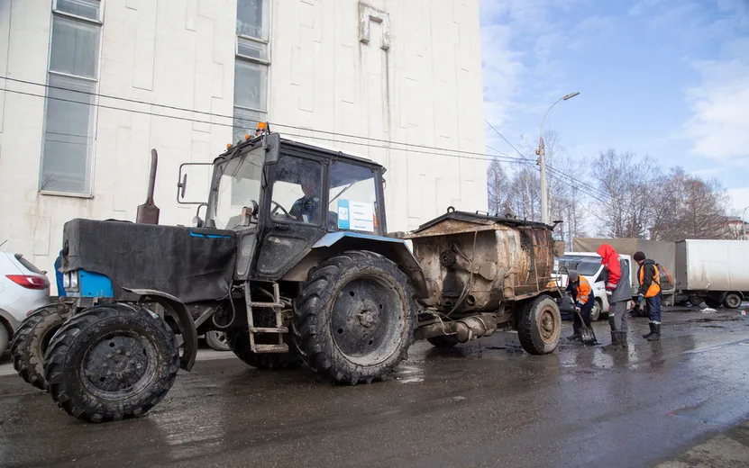 На дорогах Ижевска продолжают устранять аварийные дефекты