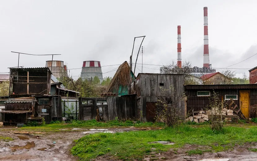 Особенно мило рядом с многоквартирными домами смотрятся частные 