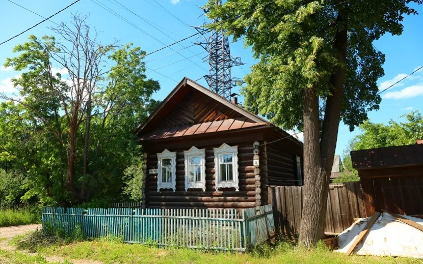 Казалось бы, в домике ничего особенного. Если бы не праздничные белые наличники