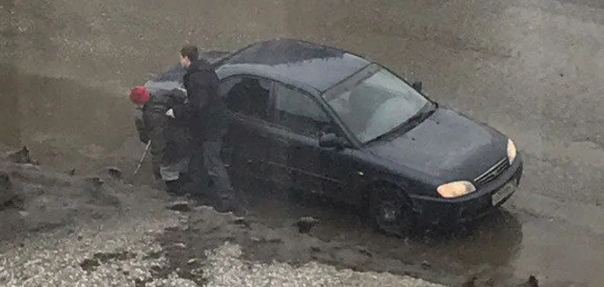 В Ижевске на улице Петрова незнакомый мужчина помог слепому дедушке