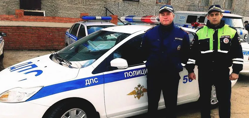 В Удмуртии сотрудники ГИБДД спасли из пожара семью из трех человек