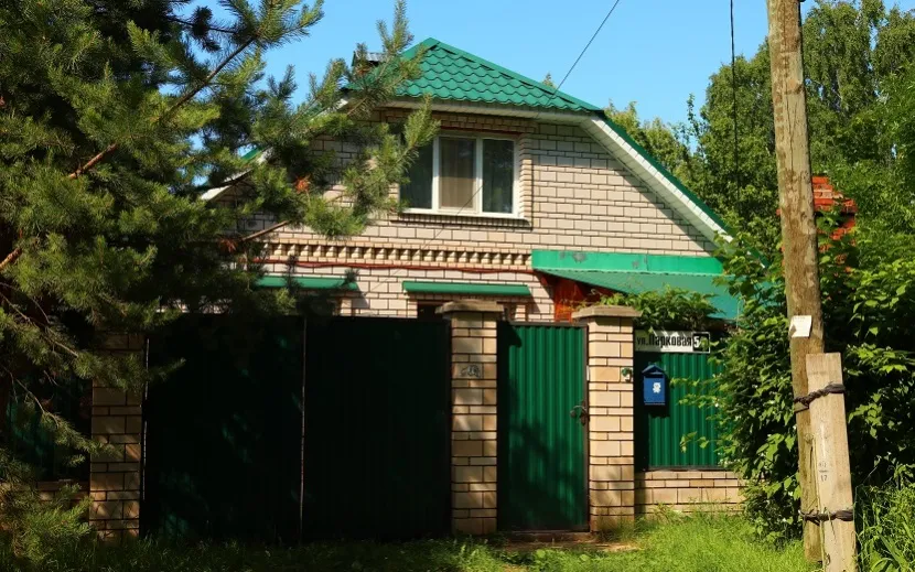 Встречаются кирпичные дома
