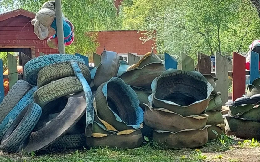 А на улице Молодежной из покрышек вырезали целые произведения искусства. Вот только теперь они тоже лежат кучей