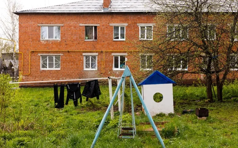Бараки выглядят довольно крепкими. Есть ощущение, что попадаешь в прошлое, – жители не боятся оставлять сохнущую одежду прямо на улице 