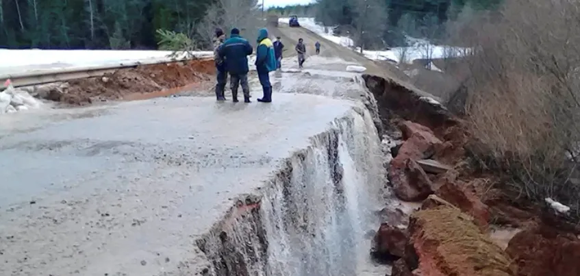 Дороги-водопады и грязь вместо асфальта: Как жители Удмуртии переживают весеннее бездорожье