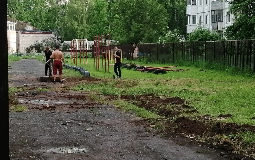 Из-за работ по уборке шин на стадионе стало грязно
