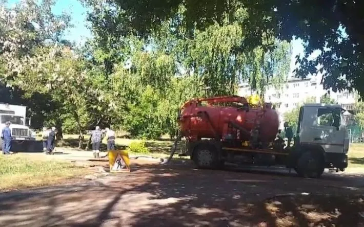 Причиной провала асфальта на 3-й Подлесной в Ижевске стало повреждение трубопровода