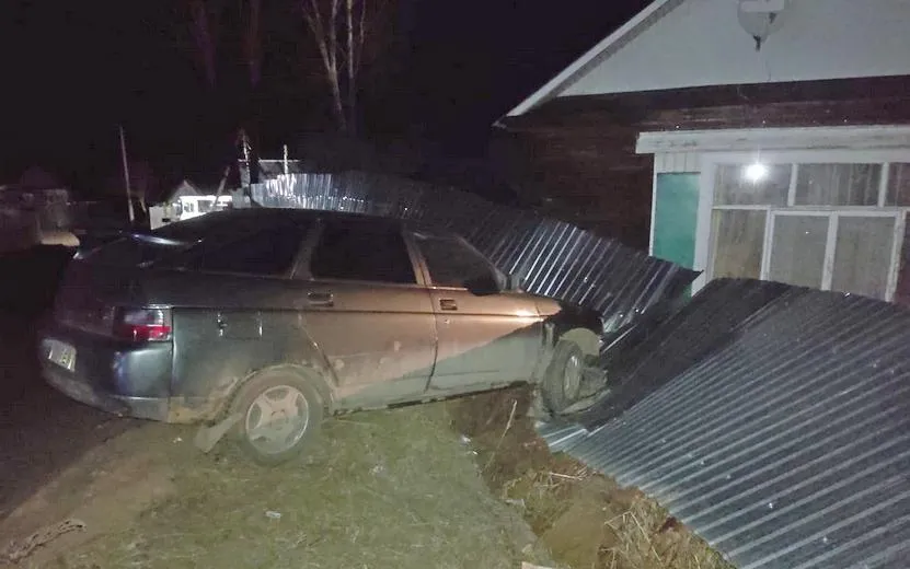 Пьяный подросток угнал машину и врезался на ней в забор в Удмуртии