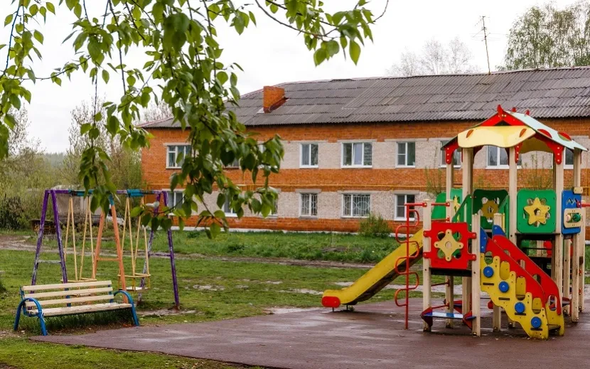 Детская площадка пустовала, но, скорее всего, это связано с ливнем