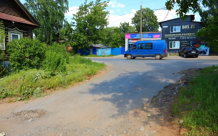 В районе крупных магистралей можно увидеть резкий контраст между качеством дорог. Движение на таких участках оживленное