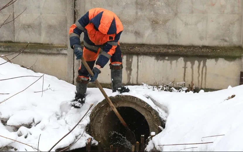 Ливневку чистят в Ленинском районе Ижевска