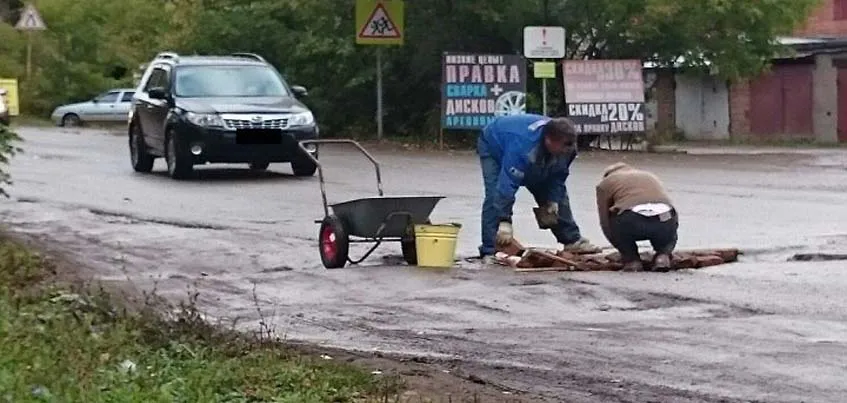 В Удмуртии глазовчане решили не ждать властей и сами залатали дорожные ямы