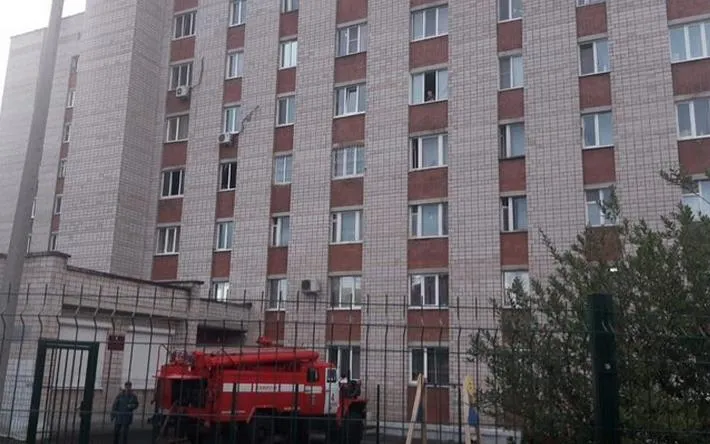 15 человек эвакуировали во время пожара в многоэтажке в Ижевске