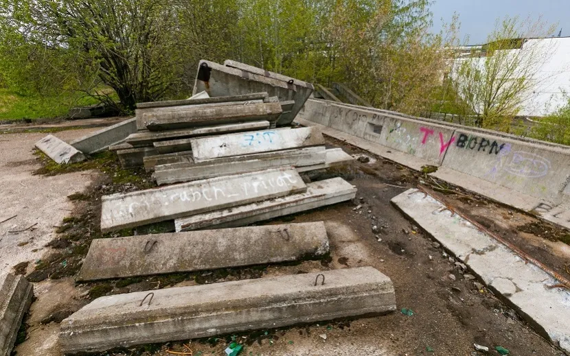 На мосту сохранились бетонные блоки