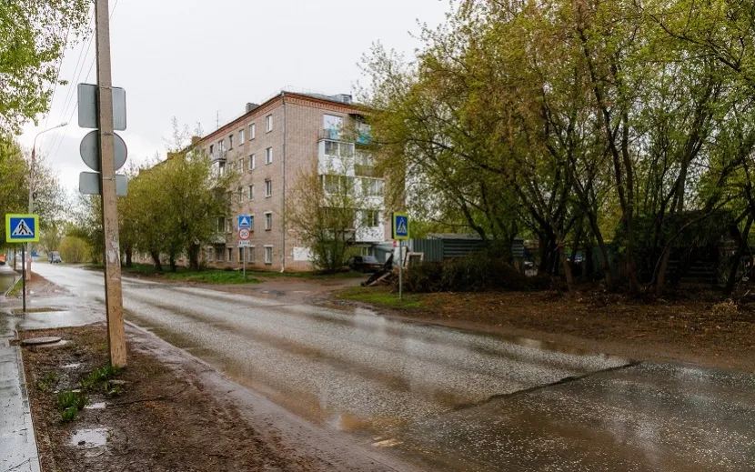 Пятиэтажка соседствует с деревянным домом
