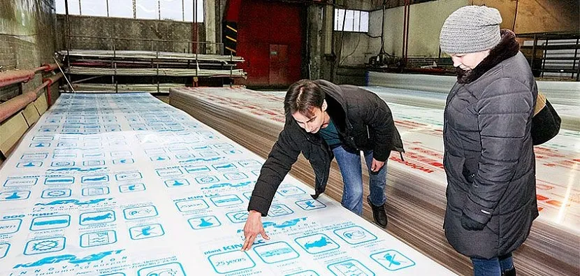 Качественный поликарбонат от надежного производителя легко гнется даже на холоде, выдерживает удары крупных градин и имеет надежную защиту от ультрафиолета