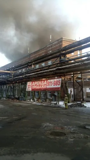 В Ижевске на территории технопарка «Мост» загорелся цех по производству мебели