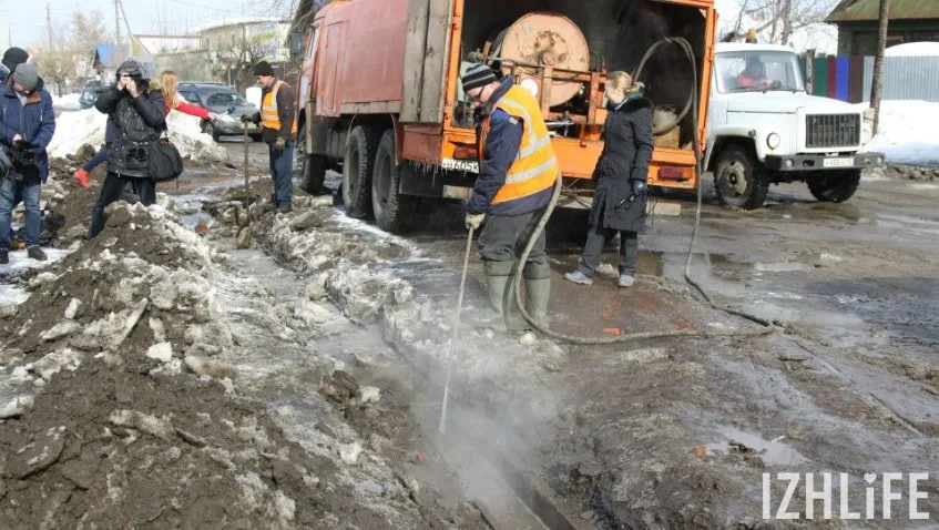 Главной проблемой остются водоотводные канавы, именно их чисткой при помощи горячего кипятка занимаются дорожники