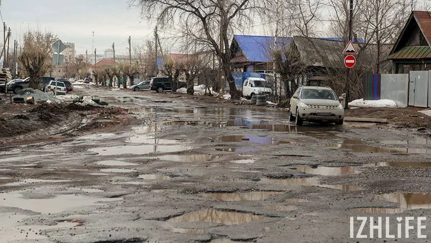 Люди, живущие на улице Партизанской, отмечают, что пока подполье и огороды не затопило