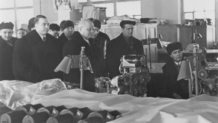Учитывая важность выполняемого заводом государственного задания, в 1959 году предприятие посетили в то время секретарь ЦК КПСС Леонид Ильич Брежнев и заместитель председателя Совета Министров СССР Дмитрий Федорович Устинов
