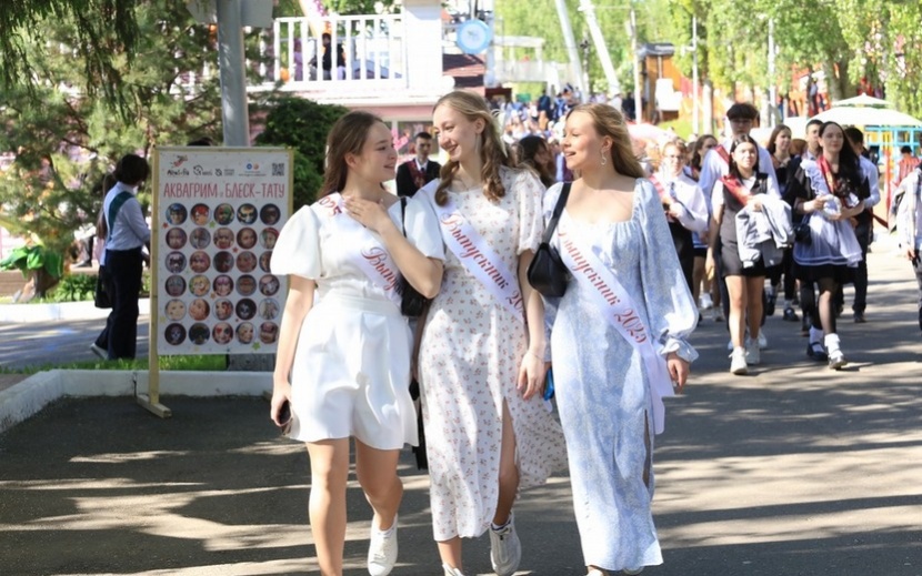 «Последний звонок» отметили в Ижевске. Фото: пресс-служба администрации Ижевска