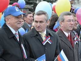 В 2010 году вместе с ижевчанами в колоннах прошлись руководители города и республики (Александр Соловьев, Валерий Богатырев и Александр Ушаков)