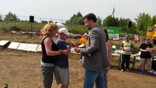 Семьи инвалидов-колясочников получили подарки от Дениса Агашина на рыболовном фестивале