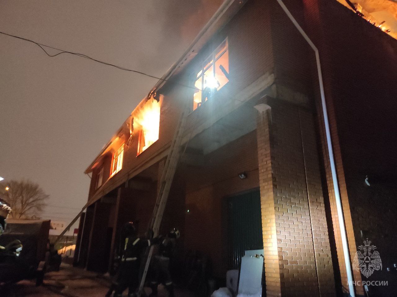  Жилой дом с автосервисом загорелся на улице Азина в Ижевске