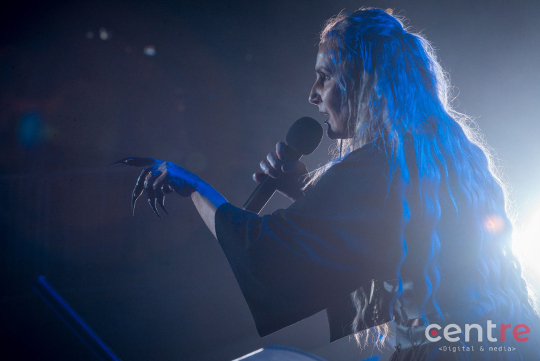 Елена Шкляева переехала из Глазова в Ижевск в 2017 году. Считает, что без любимого занятия – пения – быстро стареешь душой. Песню «Ночь на Лысой горе» она сочинила про себя. Фото: Алексей Филинов   
