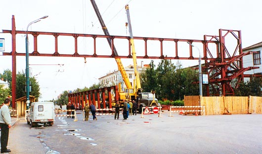 Летом 2002 года пришлось перекрыть Удмуртскую на сутки - строители монтировали надземный переход между 1-м и 2-м корпусами Удмуртского госуниверситета. Фото из личного архива В.Н. Текунова