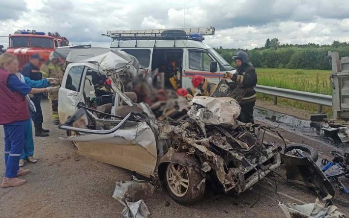 Четыре человека погибли в столкновении грузовика и минивэна в Удмуртии