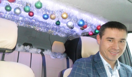 Такси с мишурой и трамваи с гирляндами: как ижевский транспорт создает новогоднее настроение
