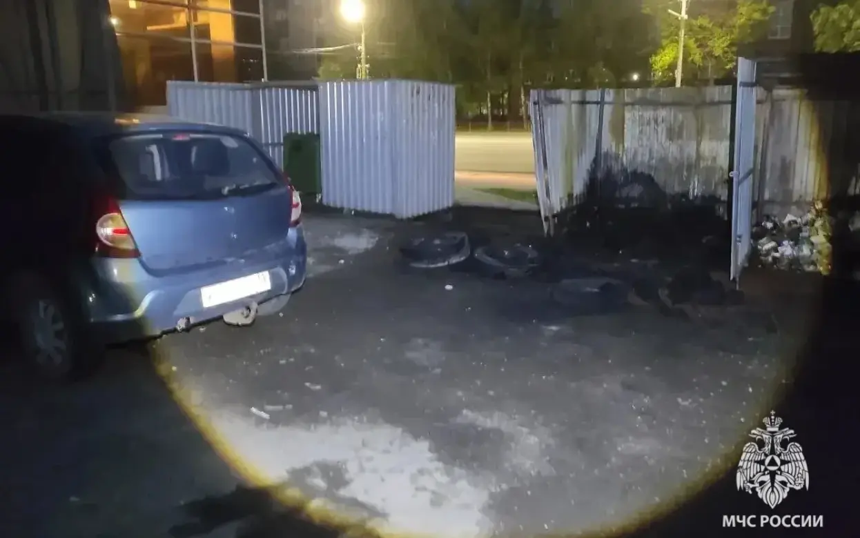 Машина пострадала из-за возгорания на площадке для мусора в Ижевске