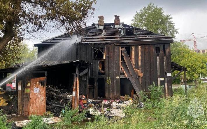 Барак сгорел на улице Сивкова в Ижевске