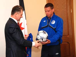 Александр Волков получает мяч с автографами игроков "Зенита". Фото и видео автора