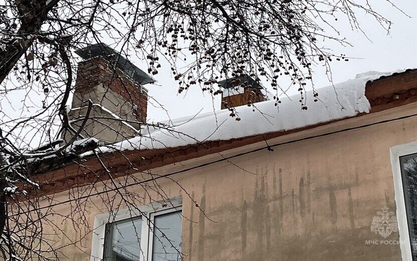 В Ижевске лед с крыши пятиэтажки упал на прохожего