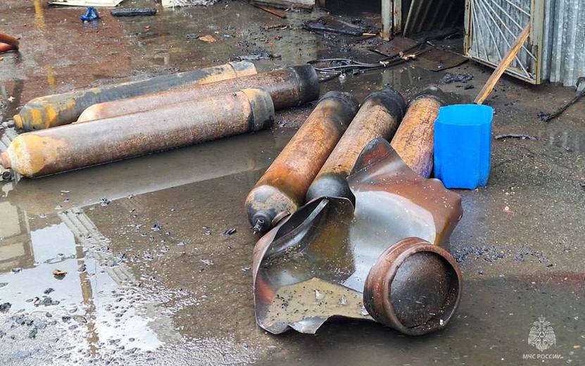 15 газовых баллонов вынесли из горящего производства в Ижевске