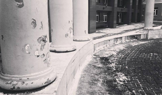 Из чего сделаны колонны в сквере УдГУ и почему они в таком плохом состоянии?