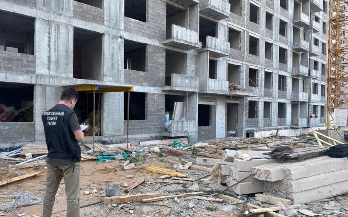Рабочий погиб при падении с 12-го этажа новостройки в Ижевске